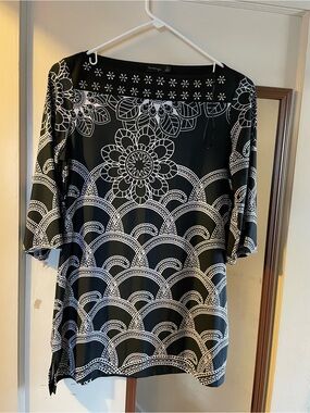 Black and White Floral Scallop Print Top